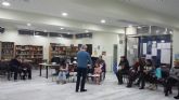 La Escuela Municipal de Familia llev a La Manga un taller sobre 'Cmo jugar con los libros'