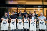 CaixaBank impulsa el 'Partido de las Aficiones' con la entrega oficial de camisetas a los siete participantes que representarán al UCAM Murcia