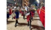 El Paso Blanco de Lorca muestra su apoyo a Ucrania al ritmo del 'Va, pensiero' durante su procesión