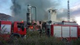 Bomberos del CEIS intervienen en el incendio de una fábrica de colchones de Yecla