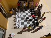 Los alumnos y alumnas del colegio Santiago de Totana fabrican un ajedrez gigante con material reciclado