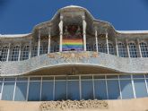 La Asamblea Regional exhibe la pancarta arcoiris con motivo del Día Internacional contra la Homofobia, la Transfobia y la Bifobia