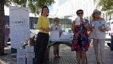 El Ayuntamiento de Lorca y la AECC reparten 200 muestras de crema solar y 300 botellines de agua