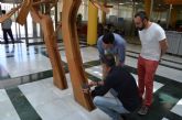 Nicols de Maya 'firma' la escultura que realiz en 2007 para el Ayuntamiento de San Javier