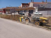 Realizan trabajos de limpieza en la calle Carmen Conde en virtud del bando de la Alcalda en materia de higiene urbana para eliminar suciedad y plagas de insectos