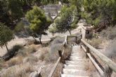 Basura, hogueras, botellones, vandalismo, dejadez y personas excluidas malviviendo en sus rincones conforman el paisaje habitual de los parques y jardines de los barrios de Lorca