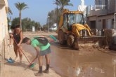 Los populares aguileños colaboran con los vecinos de San Pedro del Pinatar en tareas de limpieza tras el temporal DANA