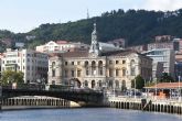 El neurocient�fico Kris De Meyer, el Ayuntamiento de Bilbao y el fot�grafo y divulgador de naturaleza Gotzon Mantuliz,