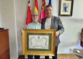 El alcalde entrega al doctor Antonio L�pez Bermejo el diploma que acredita su nombramiento como Hijo Adoptivo de Caravaca