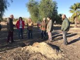 Casi 50 niños plantan 100 olmos en el antiguo meandro del río Segura en su paso por La Raya