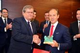 Los economistas de Murcia entregan el Ecónomo Institucional de la corporación a Rami Aboukhair, CEO Santander España, por su excelencia en el sector financiero