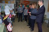 La consejera de Educación participa en el taller de elaboración de dulces navideños del colegio Cervantes de Las Torres de Cotillas