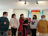 El centro de día de personas con discapacidad participa en un cuenta cuentos en la biblioteca de Mazarrón