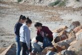 Estudiantes de San Javier analizan con la UPCT la basura marina enla playa de La Llana