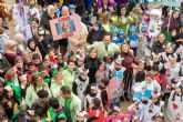 Ms de un millar de estudiantes llenan las calles de la ciudad de alegra y diversin con el desfile escolar de Carnaval