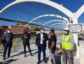 El Ayuntamiento de Lorca continúa con los trabajos de acondicionamiento y mejora de la Pasarela Alcalde Miguel Navarro