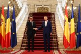 Pedro Sánchez y el presidente de Rumanía coinciden en la urgencia de actuar sobre el mercado para bajar el precio de la electricidad