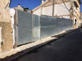 El Ayuntamiento retira una valla que invada una acera de la calle Pasos por ejecucin subsidiaria