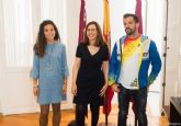 La alcaldesa recibe a los ganadores de la Ruta de la Fortalezas, Ramon Navarro y Veronica Bugliot