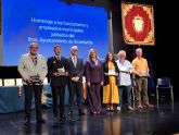 El Ayuntamiento homenajea a los funcionarios jubilados, empleados ejemplares y policías locales el día de su patrón