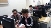 Los jvenes enseñan a los mayores las nuevas tecnologas en el Aula nueva era
