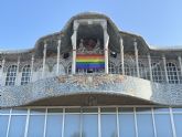 La Asamblea exhibe la pancarta arcoiris con motivo del Da Internacional contra la Homofobia, la Transfobia y la Bifobia
