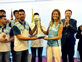 Patricia Fernndez recibe a 'La Salud Archena' de baloncesto por su ascenso a LEB Plata