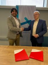 Donan un microscopio neuroquir�rgico para contribuir en la formaci�n de Surgical Skills Center