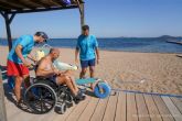 Cartagena ofrece bano asistido a personas con movilidad reducida en La Manga, La Azoha y Playa Honda