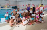 Setenta pequeños y mayores participan en la campaña de natacin de verano en La Aljorra