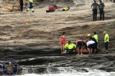 Bomberos de Cartagena trasladan a un joven que se cayó en unas rocas en Cala Reona
