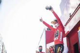 Sorteo de un maillot rojo de lder de La Vuelta al realizar una encuesta sobre la etapa de Cartagena