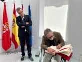 Jaume Plensa visita la Crcel Vieja y deja su huella en el Libro de Oro del Ayuntamiento de Murcia