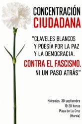 Claveles blancos y poes�a por la paz y la democracia: una concentraci�n ciudadana contra el fascismo
