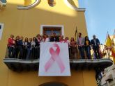 El Ayuntamiento luce un gran lazo rosa para visibilizar la lucha contra el cáncer de mama