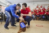 Sesión de terapia asistida con perros, entrenados por voluntarios de Purina, y jóvenes con discapacidad
