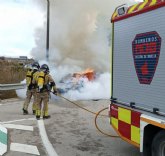 Servicios de emergencias acuden al incendio de un veh�culo en Molina de Segura