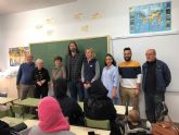 Voluntarios del Banco del Tiempo dan clases de español a 20 madres de alumnos en el colegio El Mirador