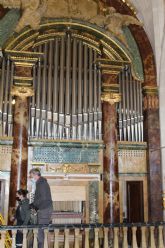 El órgano histórico de Santiago empieza a sonar tras la instalación de las primeras piezas restauradas