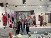 El Centro de Artesana de Murcia acoge una exposicin de prendas en seda natural pintadas a mano