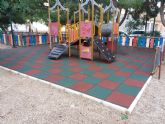 Parques y Jardines renovar antes del verano el 100% de las losetas en las reas de juegos infantiles