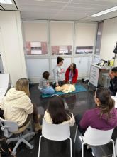 Profesionales de la Cl�nica Ribera Lorca ense�an t�cnicas de primeros auxilios a personas con s�ndrome de Down