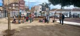 Jer�nimo y Avileses estrena zona de juegos infantil renovada y arbolado en su colegio