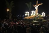 Oración y recogimiento en el Vía Crucis del Miércoles Santo a orillas del Mar Menor