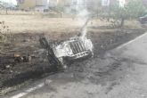 Bomberos de Cartagena extinguen el incendio de un coche elctrico en Molinos Marfagones