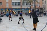 'Sal de Compras' llena el centro urbano de San Pedro del Pinatar de malabares, danza y zancudos