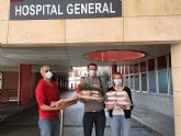 Los refugiados rifeños en Murcia entregan comida y dulces del Ramadan a la UCI del Hospital Arrixaca”