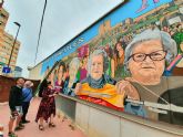 La concejala de Igualdad visita el final de los trabajos de creación del Mural Pictórico 'Mujeres Esenciales: Impulsoras de la Igualdad' que está realizando el lorquino Iván Molina