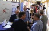 Estudiantes y empresas establecen contactos en la feria de empleo de la UCAM