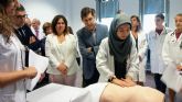 El consejero de Salud visita las nuevas salas de simulación que mejorarán la formación de los estudiantes de Medicina